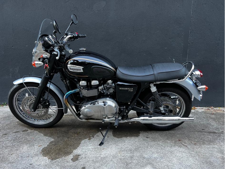 TRIUMPH BONNEVILLE 865 SE