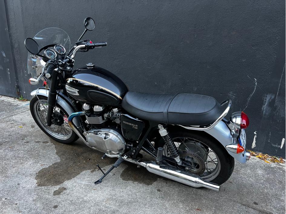 TRIUMPH BONNEVILLE 865 SE