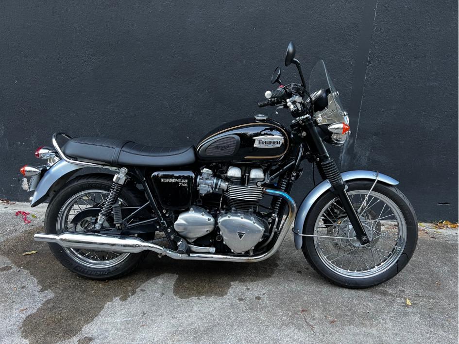 TRIUMPH BONNEVILLE 865 SE