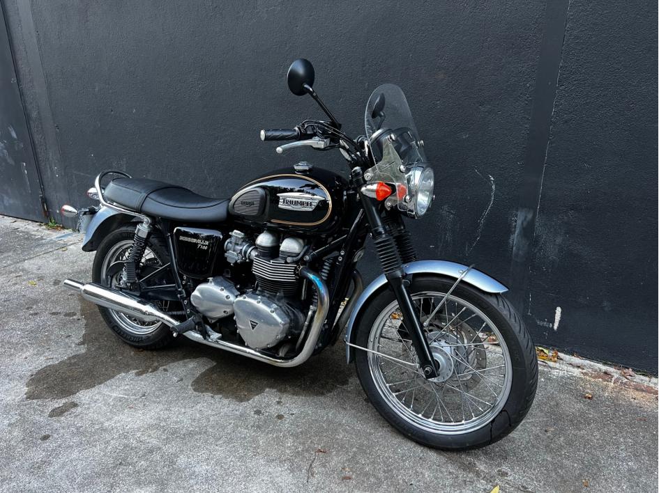 TRIUMPH BONNEVILLE 865 SE