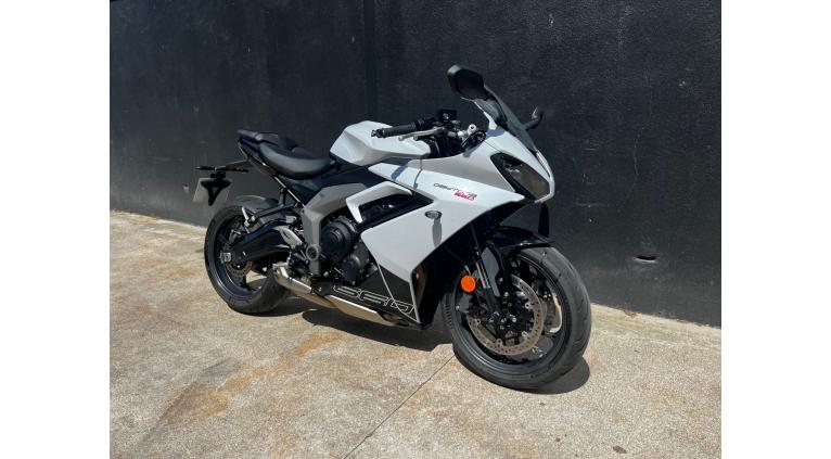 TRIUMPH 	DAYTONA 660